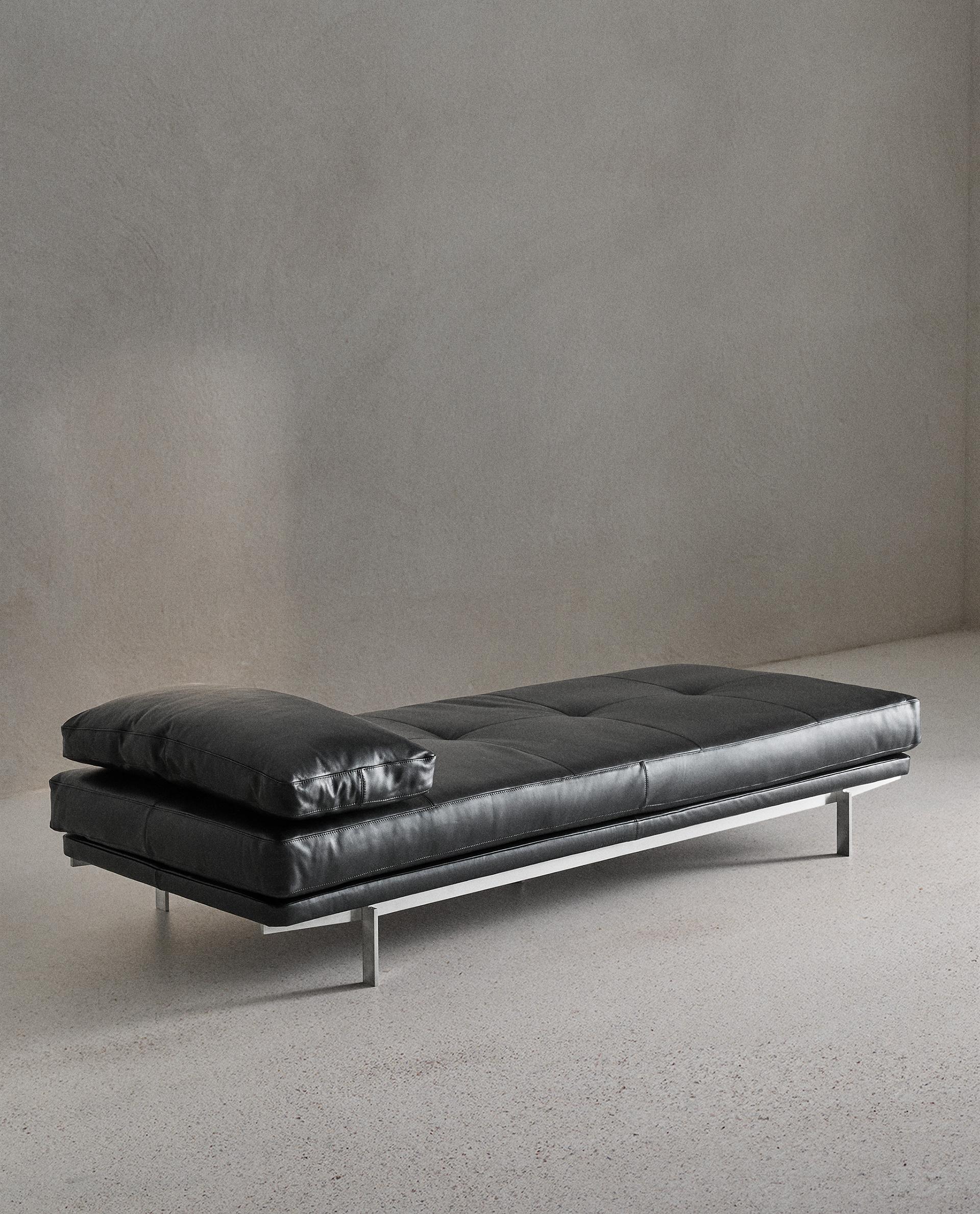 Deri ve Metalin Kusursuz Dengesi: Aurelia Lounge Daybed