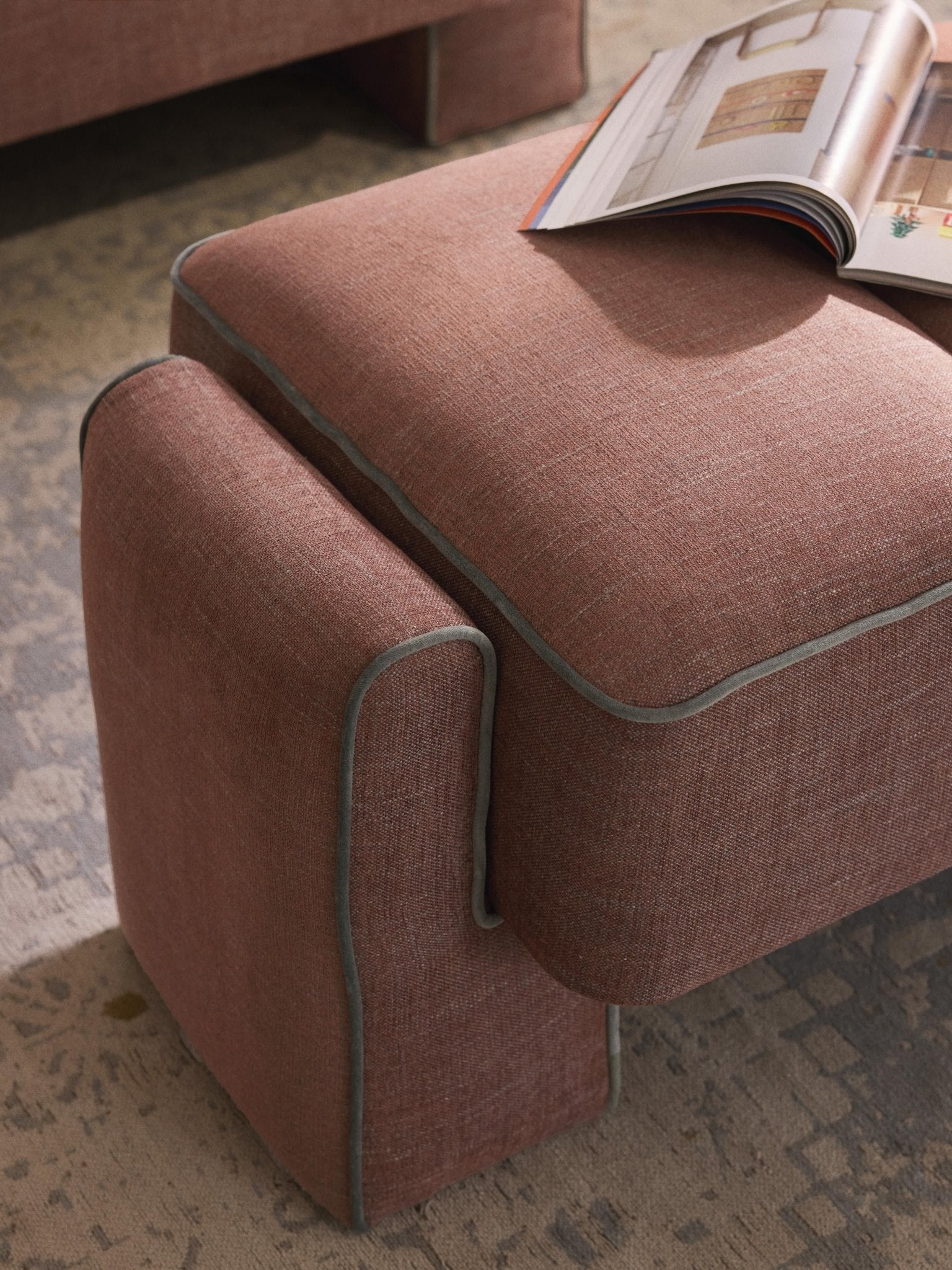 Bobi Modern Tasarım Beklede Poef Şık Dekoratif Oturma Parçası - Velotti