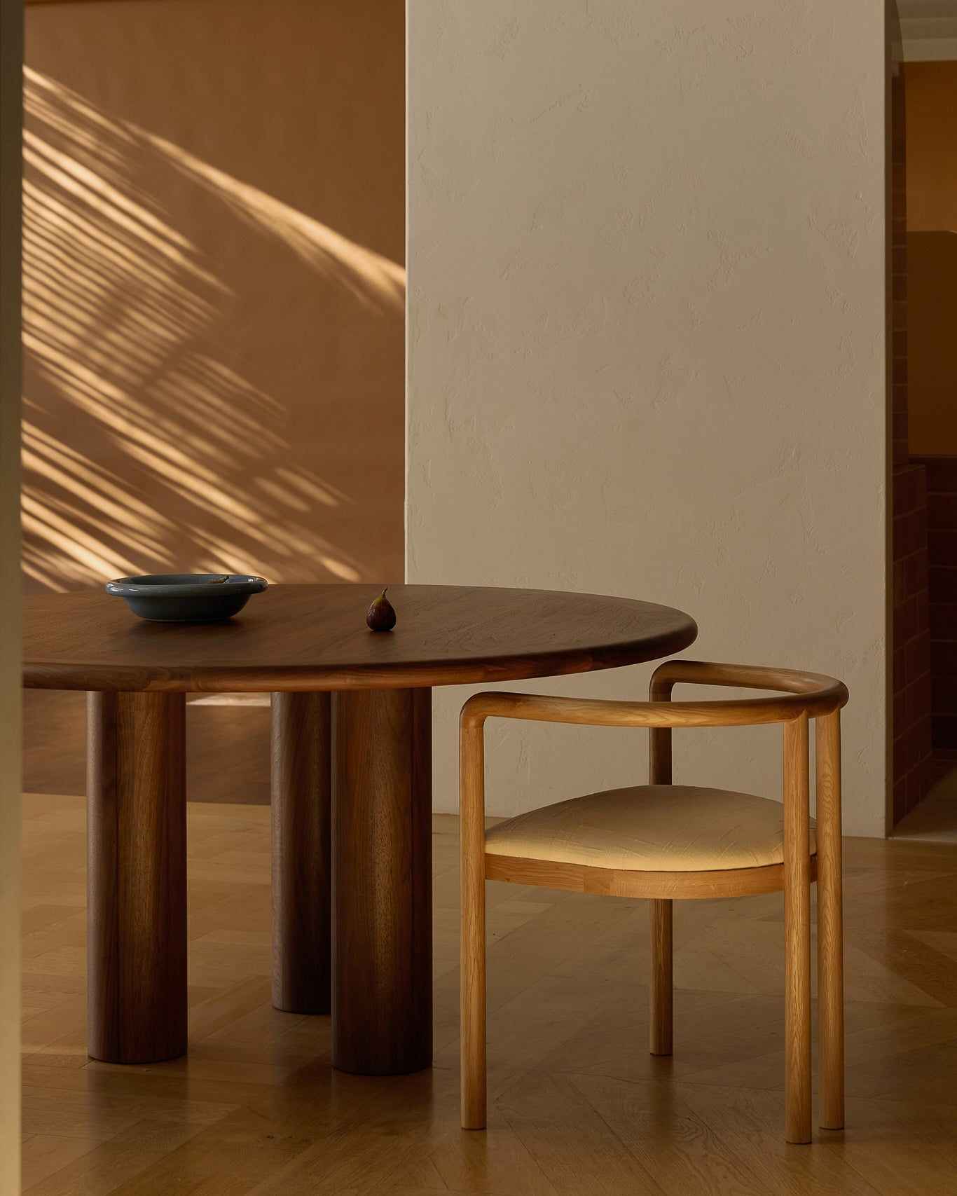 Yuvarlak Ceviz Yemek Masası 150 cm Modern Tasarım