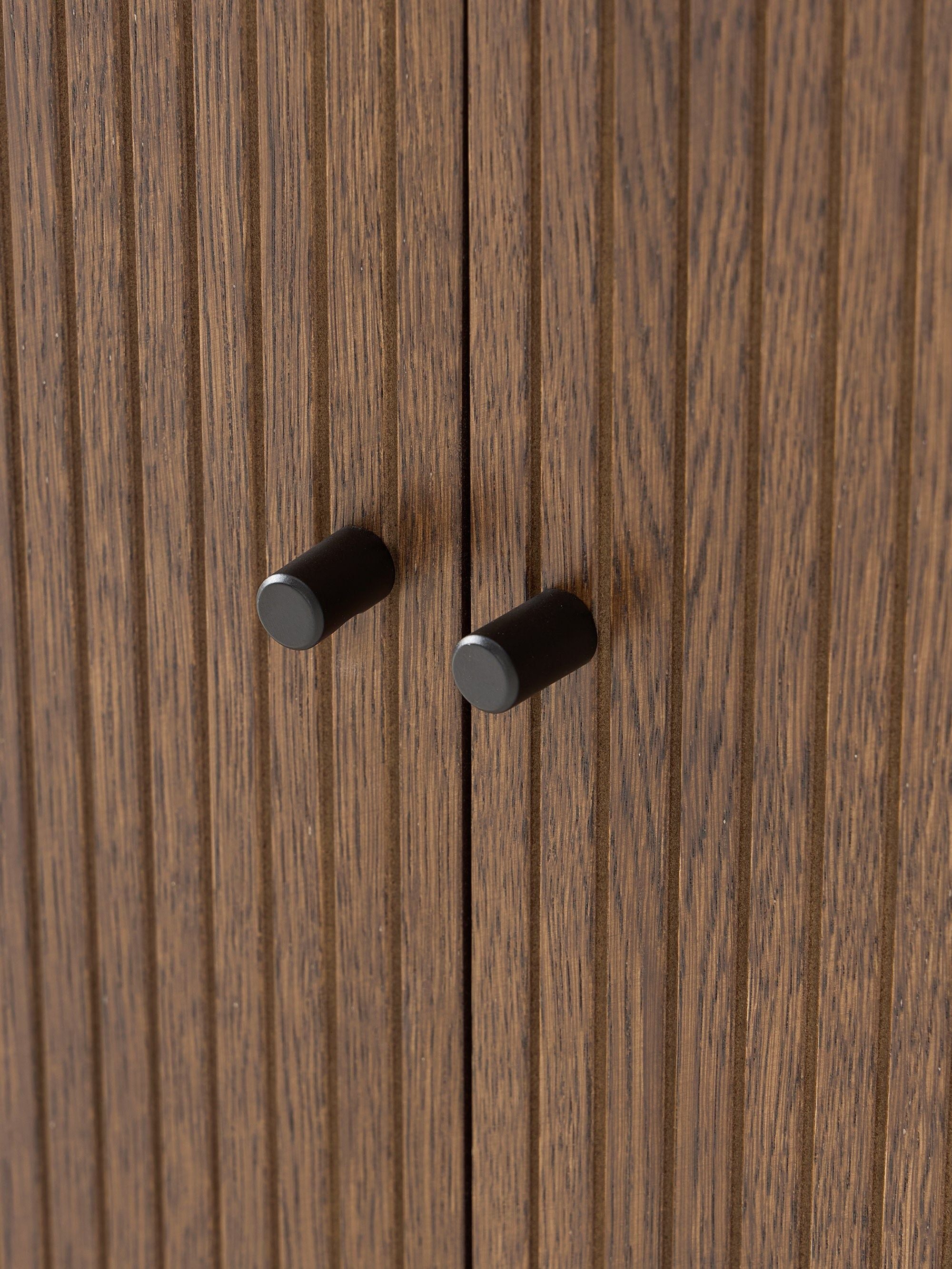 Calary XL Dressoir, Kabartmalı Ahşap Yüzey, Koyu Meşe Kaplama
