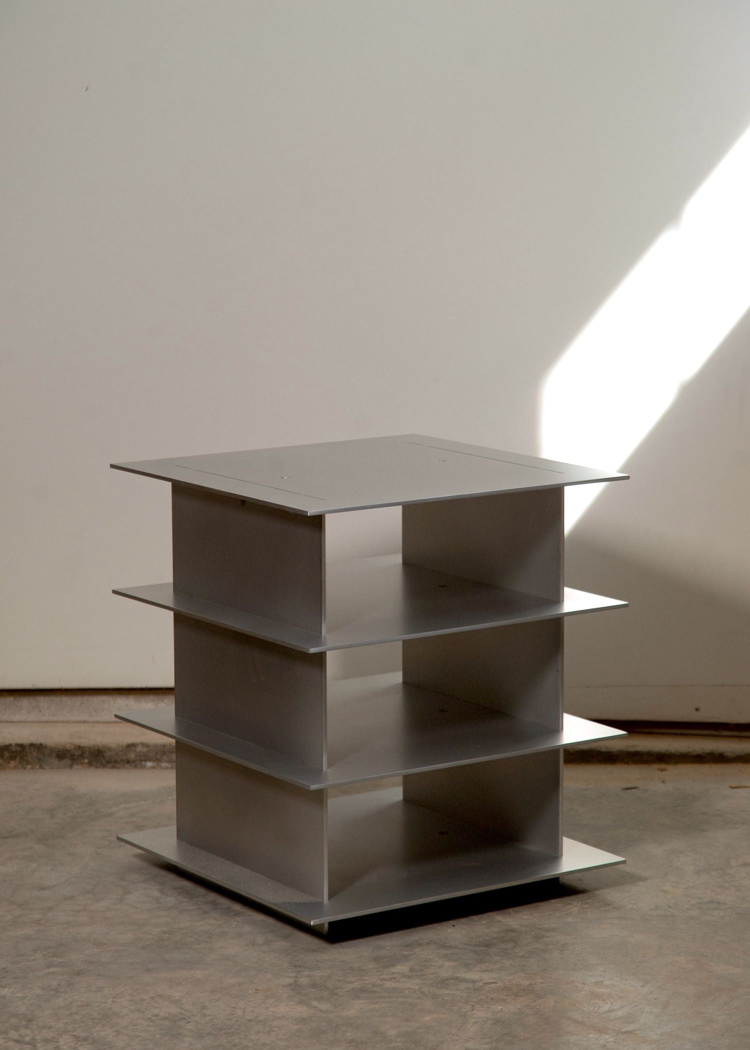 Mumlanmış Alüminyum Minimal Yan Sehpa Modern Tasarım