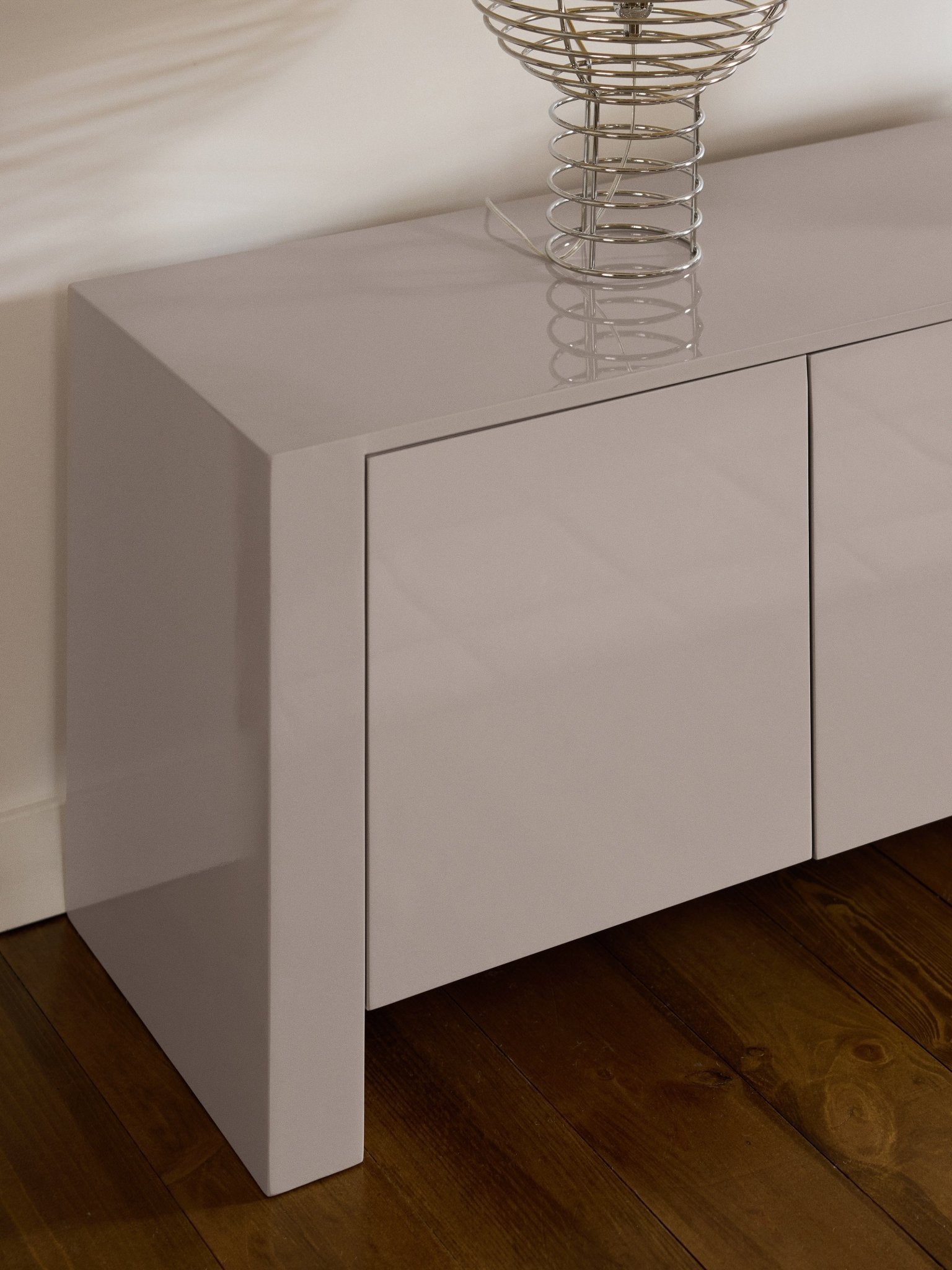 Liv Minimalist TV Ünitesi, Yüksek Parlak Kaplama, Lüks Tasarım - Velotti