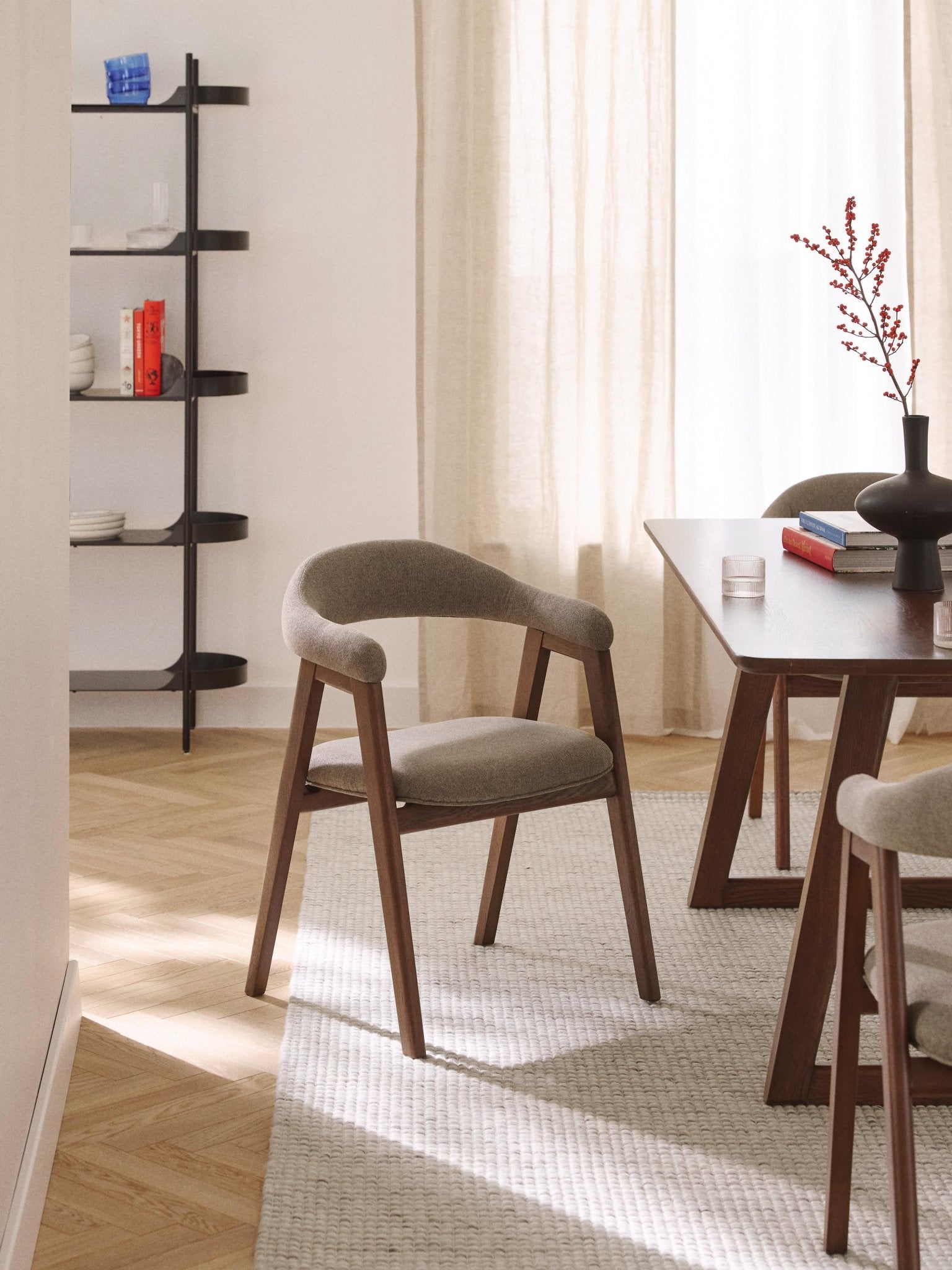 Nik Lüks Tasarım Kumaş Kaplı Masif Ahşap Kolçaklı Sandalye Taupe - Velotti